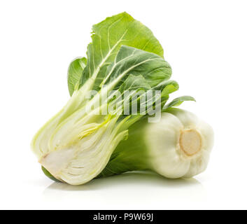 Bok Choy (Pak Choi) ein Kraut und eine Hälfte in Scheiben geschnitten auf weißem Hintergrund Stockfoto