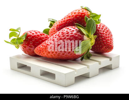 Frisch garten Erdbeeren auf einer Palette auf weißem Hintergrund Stockfoto