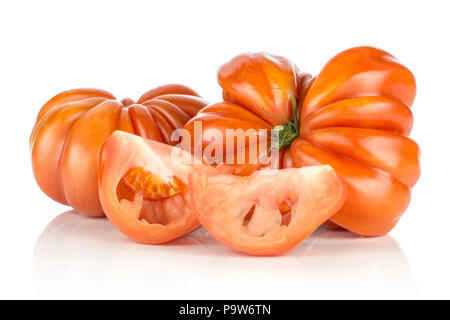 Zwei Rindfleisch Tomaten und zwei Scheiben auf weißem Hintergrund große reife rote Fleisch mit Samen ein Schmetterling Form isoliert Stockfoto