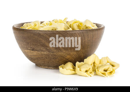 Raw Italienisch tortellini Pasta in eine hölzerne Schüssel auf weißem Hintergrund traditionelle Knödel isoliert Stockfoto