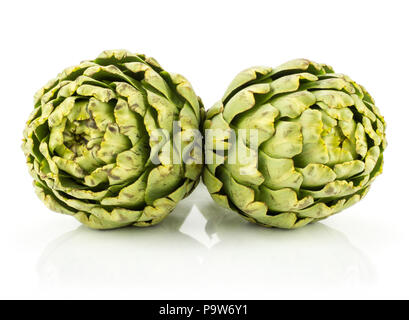 Frische Artischocke Blumen isoliert auf weißem Hintergrund raw zwei grüne Stockfoto