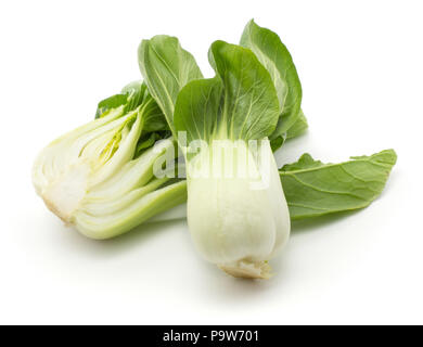 Ein Bok Choy (Pak Choi) mit getrennten Blatt und eine zerlegte Hälfte auf weißem Hintergrund Stockfoto