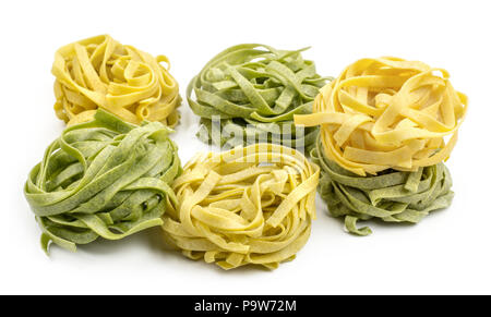 Fettuccine rohe Nudeln stack Spinat und Klassiker auf weißem Hintergrund Stockfoto