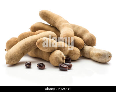 Tamarind in einem spröden Shell mit vier Samen auf weißem Hintergrund indische Termine isoliert Stapel Stockfoto