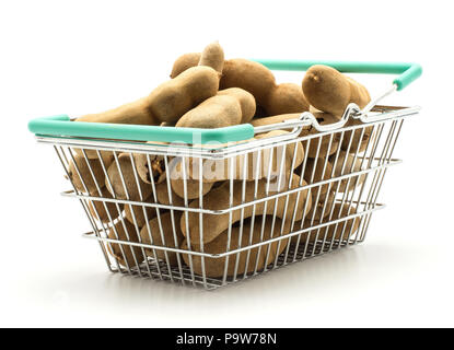 Tamarind indischen Termine in einem Warenkorb auf weißem Hintergrund Stockfoto