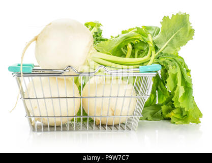 Rettich Zwiebeln mit frische Blätter in einem Warenkorb auf weißem Hintergrund Stockfoto