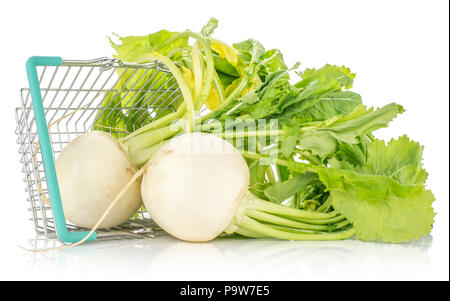 Rettich Zwiebeln mit frischen Blätter aus einem Warenkorb auf weißem Hintergrund Stockfoto