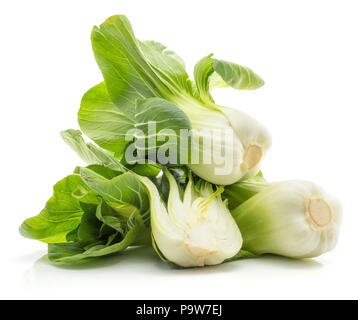 Bok Choy (Pak Choi) Heap auf weißem Hintergrund zwei weißkohl und eine in Scheiben geschnittene Hälfte isoliert Stockfoto