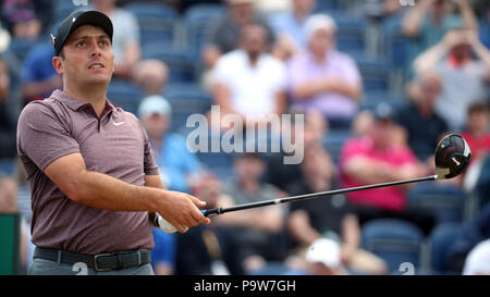 In Italien Francesco Molinari Stücke weg die 3. während des Tages eine der Open Championship 2018 in Carnoustie Golf Links, Angus. PRESS ASSOCIATION Foto. Bild Datum: Donnerstag, 19. Juli 2018. Siehe PA Geschichte Golf Open. Photo Credit: Jane Barlow/PA-Kabel. Einschränkungen: Nur für den redaktionellen Gebrauch bestimmt. Keine kommerzielle Nutzung. Standbild nur verwenden. Die offene Meisterschaft Logo und Link zum Öffnen der Webseite (TheOpen.com) auf der Website veröffentlichen. Stockfoto