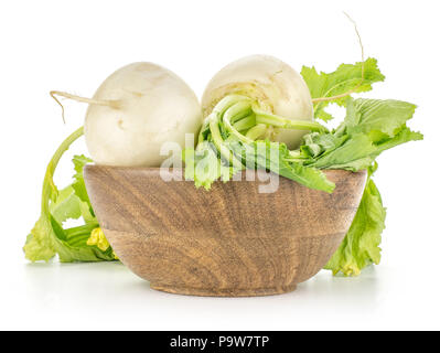 Rettich Zwiebeln mit frische Blätter in eine hölzerne Schüssel auf weißem Hintergrund Stockfoto