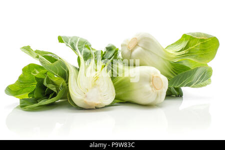 Bok Choy (Pak Choi) Heap auf weißem Hintergrund zwei weißkohl und eine in Scheiben geschnittene Hälfte isoliert Stockfoto