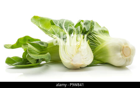 Bok Choy (Pak Choi) Kohl und einem Abschnitt zur Hälfte auf weißem Hintergrund frisch isolierten Stockfoto