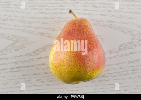 Eine ganze Frische rote Birne forelle Vielfalt flatlay auf grau Holz Stockfoto