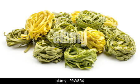 Fettuccine Pasta Stapel raw (Spinat und Classic) auf weißem Hintergrund Stockfoto