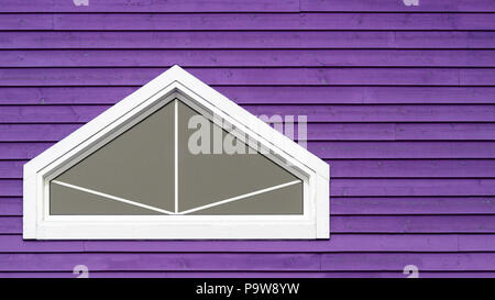 Weiße geometrische Fenster auf lila Holz Wand. Typischen bunten Architektur des Iles de la Madeleine in Kanada. Platz für Ihren Text. Stockfoto