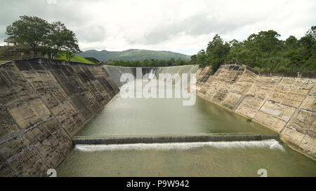 Dam auf dem See im Regenwald auf der Insel. Wasser aus der Talsperre, Wasser für die Bewässerung Landschaft. Wasserkaskaden über den See Insel Bohol, Philippinen. . Stockfoto