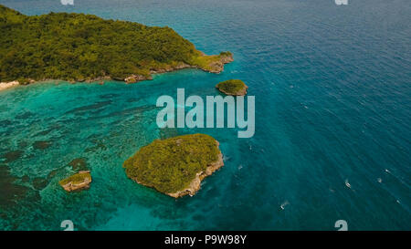 Luftaufnahme von wunderschönen tropischen Insel mit azurblauem Wasser, Boracay. Tropische Lagune mit türkisblauem Wasser. Wunderschöne tropische Insel. Marine: Schöne Aussicht auf die Insel, Felsen im Meer aus der Luft. Philippinen, Travel Concept. Stockfoto