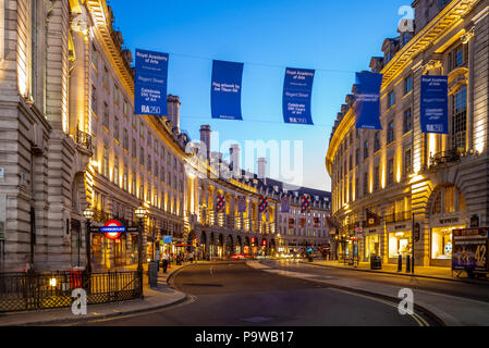 Nacht Blick vom Piccadilly Circus, einer Kreuzung und öffentlichen Raum des Londoner West End in Westminster Stockfoto