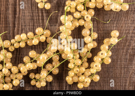 Menge ganze frische weiße Johannisbeere berry Blanka Vielzahl flatlay auf braunem Holz Stockfoto