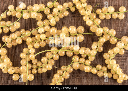 Menge ganze frische weiße Johannisbeere berry Blanka Vielzahl flatlay auf braunem Holz Stockfoto