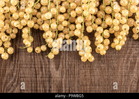 Menge ganze frische weiße Johannisbeere berry Blanka Vielzahl hängenden flatlay auf braunem Holz Stockfoto