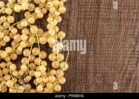 Menge ganze frische weiße Johannisbeere berry Blanka Vielfalt linken Ecke flatlay auf braunem Holz Stockfoto