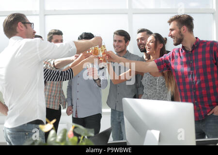 Lächelnd businessteam anstoßen, Erfolg feiern im Büro Stockfoto