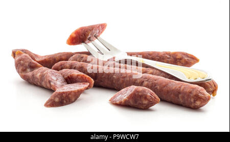 Ungarische trockene Würste Salami ein Schnitt auf einer Gabel aufgespiesst auf weißem Hintergrund geräuchert in Naturdarm gemischt Schwein und Rind isoliert Stockfoto