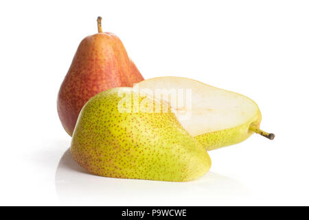 In Scheiben geschnitten Gruppe von einer ganzen zwei Hälften von frischen roten Birne forelle Vielfalt einer isoliert auf weißem Stockfoto