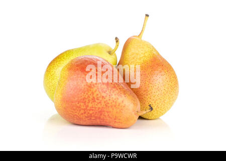 Gruppe von drei ganzen Frische rote Birne forelle Vielfalt stack isoliert auf weißem Stockfoto