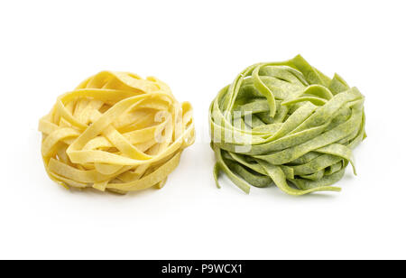 Fettuccine Pasta Spinat und klassischen auf weißem Hintergrund raw zwei Stücke isoliert Stockfoto