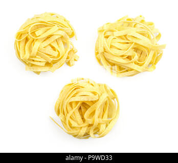 Spinat Fettuccine Pasta roh Draufsicht auf weißem Hintergrund drei Stücke isoliert Stockfoto