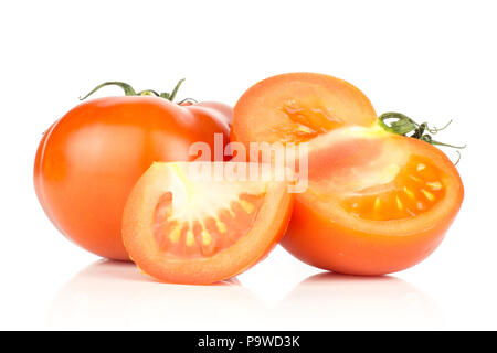 Rote Tomaten eine ganze Hälfte und eine Scheibe auf weißem Hintergrund Stockfoto