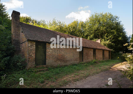 Alten Trichter Hütte versteckt Reitweg für Selbstversorger Sommerurlaub wird verwendet, wenn die Londoner nach Land & Ernte Kentish Hopfen in vergangener Zeiten Stockfoto