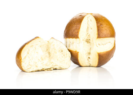 Bayerische Brot Brötchen mit einem gebrochenen auf weißem Hintergrund frisch gebackenen Brote isoliert Stockfoto