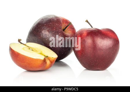 Red Delicious zwei Äpfel und eine Hälfte auf weißem Hintergrund Stockfoto