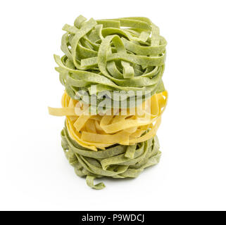 Fettuccine Pasta classic und Spinat drei rohe Stücke auf weißem Hintergrund Stockfoto