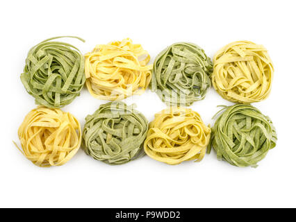 Fettuccine Pasta roh (acht Spinat und Classic) auf weißem Hintergrund Draufsicht isoliert Stockfoto