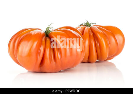 Zwei Rindfleisch Tomaten auf weißem Hintergrund grosse rote isoliert mit Rippen Stockfoto