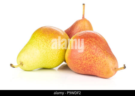 Gruppe von drei ganzen Frische rote Birne forelle Vielfalt stack isoliert auf weißem Stockfoto