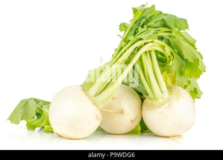 Drei weißen Rettich Zwiebeln mit frischen Blätter auf weißem Hintergrund Stockfoto