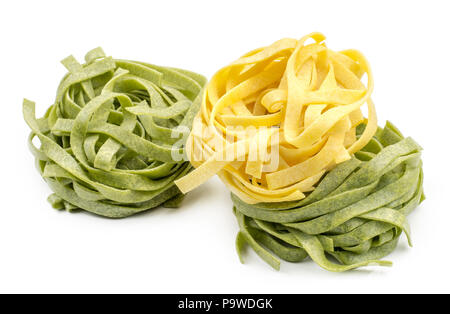 Fettuccine Pasta Spinat und klassischen Drei rohe Stücke auf weißem Hintergrund Stockfoto