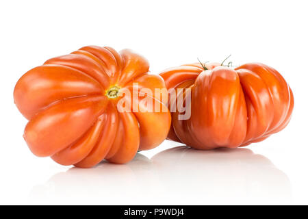 Zwei Rindfleisch Tomaten (Blume) auf weißem Hintergrund große reife rote isoliert mit Rippen Stockfoto