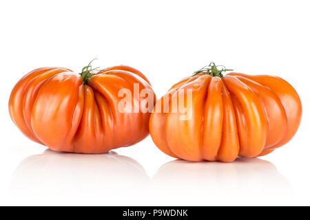 Zwei Rindfleisch Tomaten auf weißem Hintergrund große reife rote isoliert mit Rippen Stockfoto