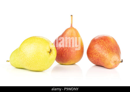 Gruppe von drei ganzen Frische rote Birne forelle Vielfalt auf Weiß isoliert Stockfoto