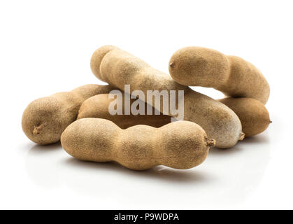 Braun tamarind auf weißem Hintergrund indische Termine in einer spröden Shell isoliert Stapel Stockfoto