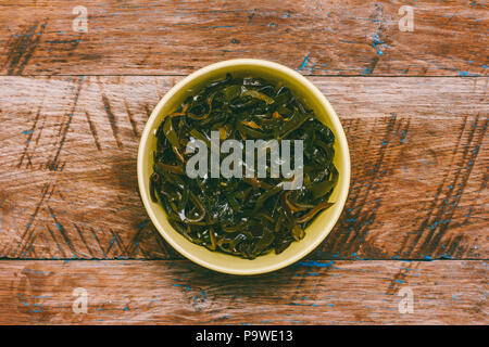 Algen Salat und Sesam auf braunem Holz- grunge Hintergrund Top View close-up Stockfoto