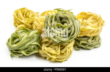 Fettuccine Pasta stack Spinat und Klassiker auf weißem Hintergrund roh Stockfoto