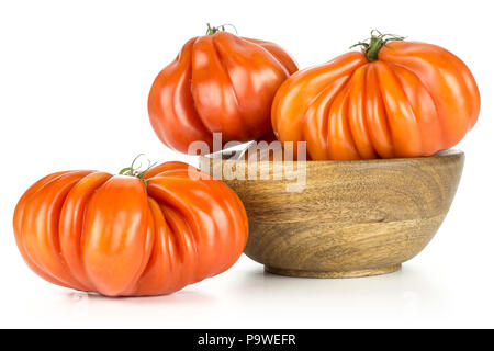 Drei Rindfleisch Tomaten in eine hölzerne Schüssel auf weißem Hintergrund große reife rote isoliert mit Rippen Stockfoto