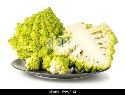 Grün Romanesco Blumenkohl auf einem grauen Platte auf weißem Hintergrund einer head-Abschnitt die Hälfte und mehrere Stücke isolierte Gruppe Stockfoto